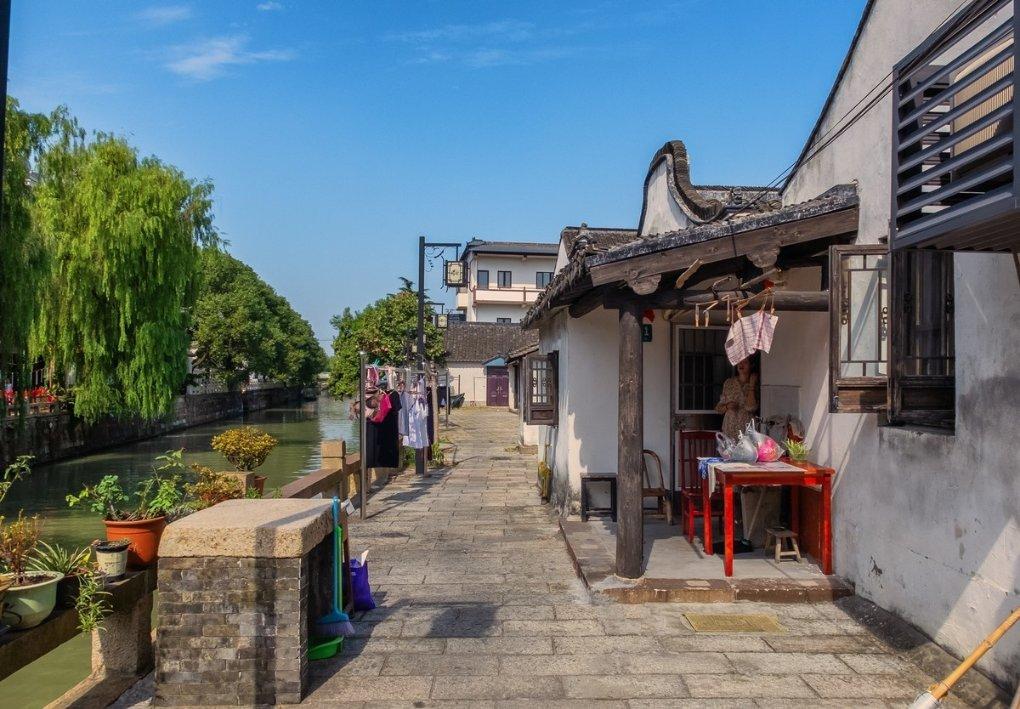 双腿残疾的他“修”出一条阳光路